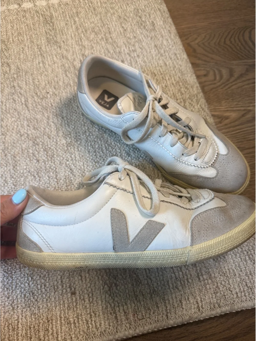 Veja Women's Sneakers in White and Beige - Size 9